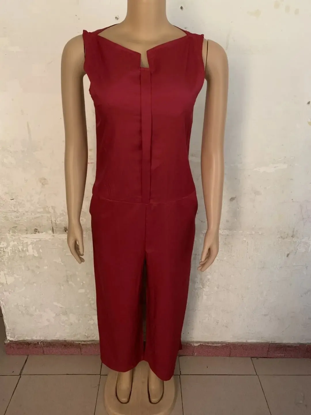 Women's Classic Solid Color Sleeveless Jumpsuit