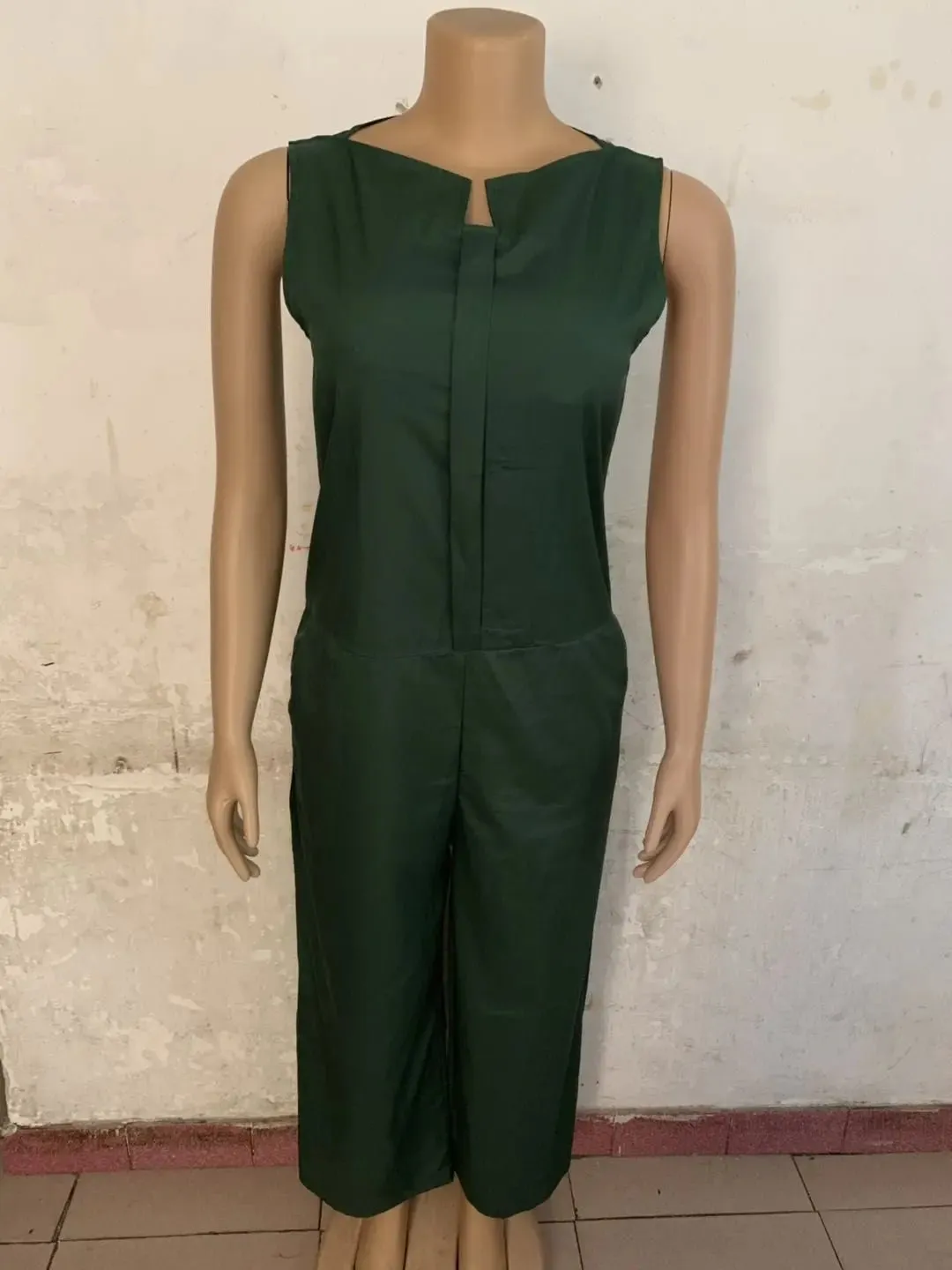 Women's Classic Solid Color Sleeveless Jumpsuit